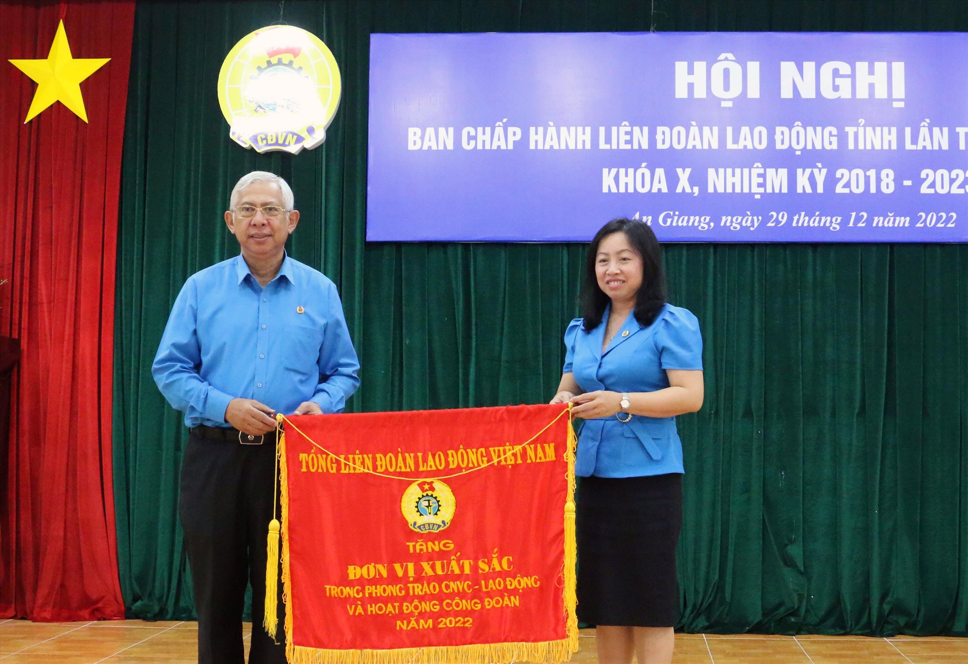 Phó Chủ tịch Tổng LĐLĐ VN Thái Thu Xương tặng Cờ thi đua xuất sắc trong phong trào CNVCLĐ và hoạt động Công đoàn năm 2022. Ảnh: Lục Tùng