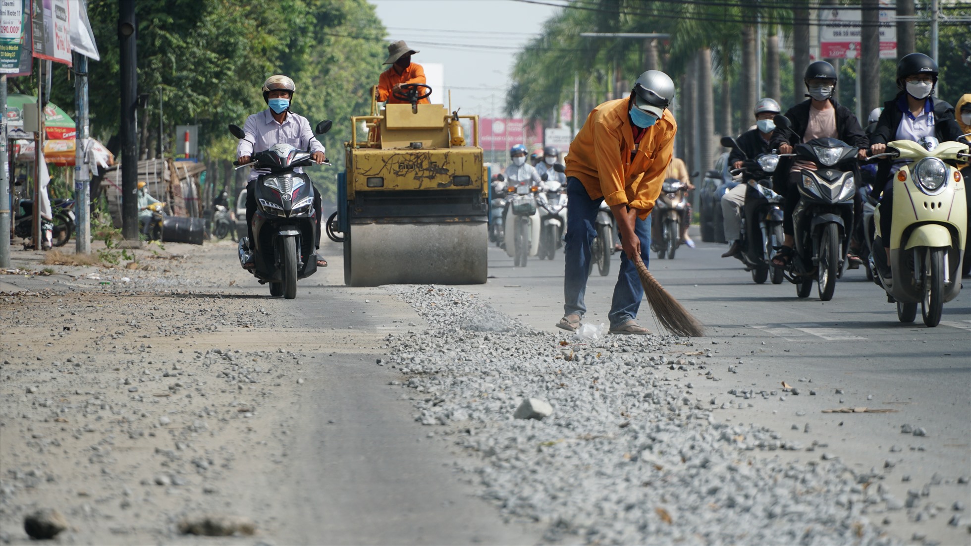 Đường phố xuất hiện nhiều ổ gà, rãnh,... thì người dân còn ảnh hưởng bởi việc đào đường.