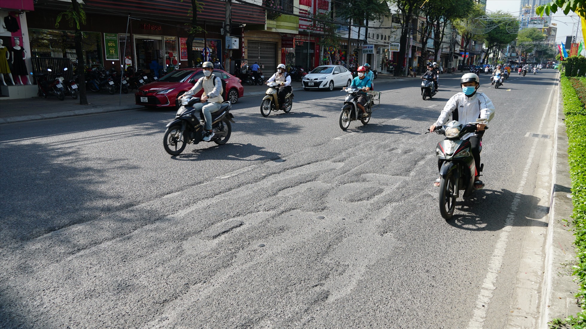 Ghi nhận của Lao Động, nhiều tuyến đường, phố thuộc nội ô TP. Cần Thơ vẫn còn tình trạng ổ gà, rãnh đường làm ảnh hưởng đến việc lưu thông của người dân.