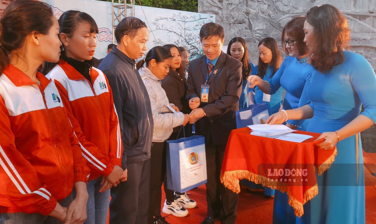 Ông Lê Thanh Hà - Chủ tịch LĐLĐ tỉnh Điện Biên trao quà cho các công nhân, người lao động.