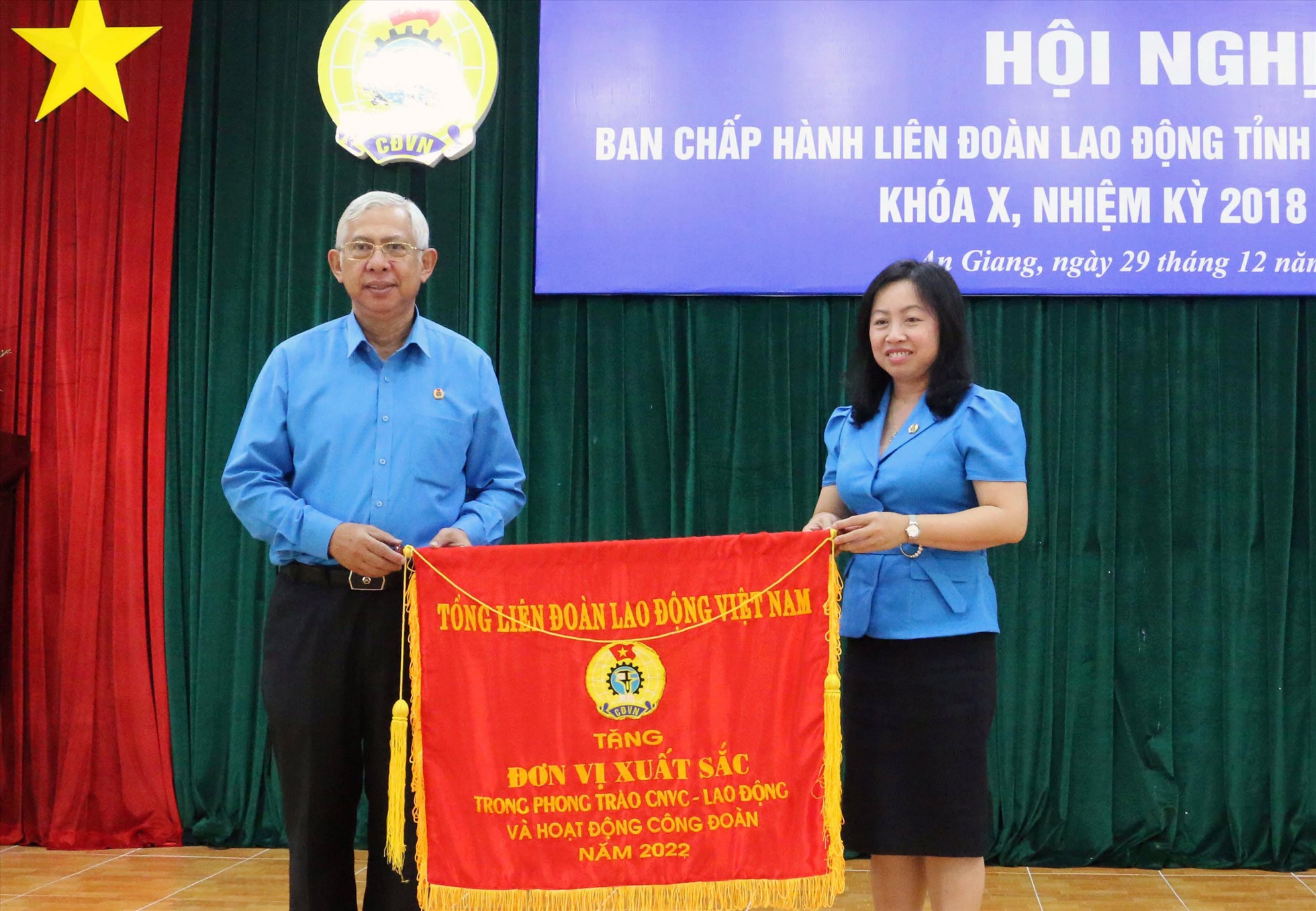 Phó Chủ tịch Tổng LĐLĐ VN Thái Thu Xương trao Cờ thi đua Đơn vị xuất sắc trong phong trào CNVCLĐ và hoạt động Công đoàn năm 2022. Ảnh: Lục Tùng