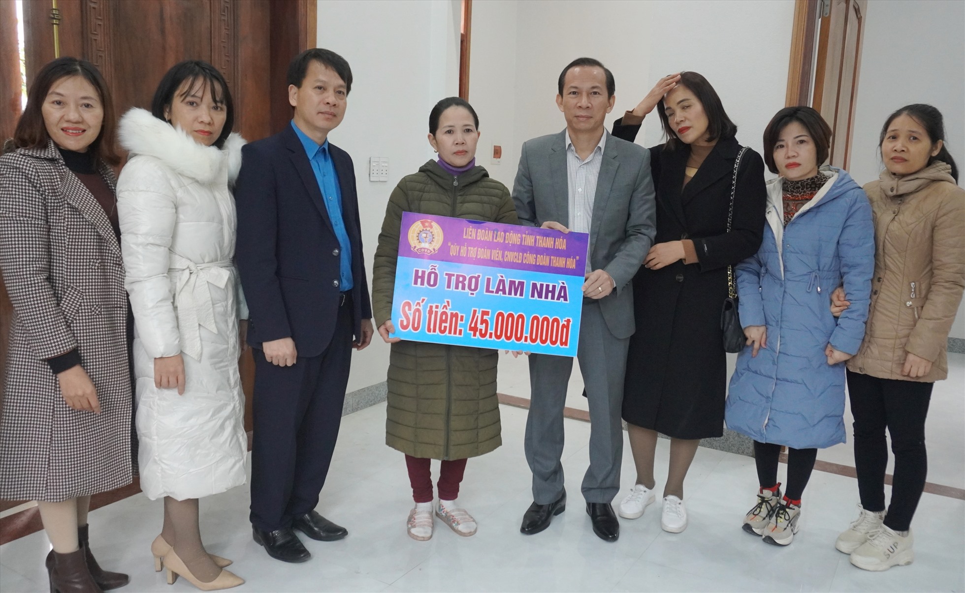 Trao hỗ trợ nhà “Mái ấm Công đoàn” cho gia đình đoàn viên Nguyễn Thị Lan (ở xã Quảng Ngọc, huyện Quảng Xương). Ảnh: Quách Du