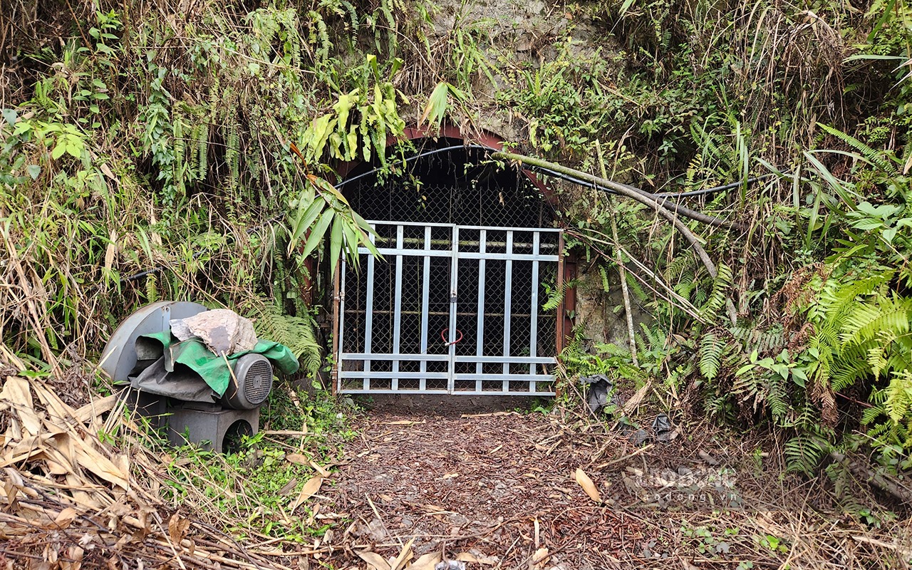 1 trong 2 cửa hầm lò của Công ty Magan Cao Bằng mở sâu vào lòng đất của lô đất AG 946769.