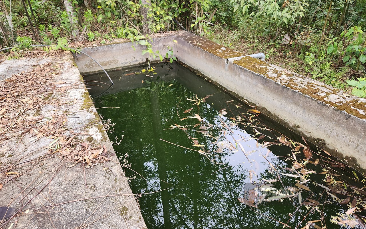 Công trình nước sạch bỏ hoang hoá sau khi con suối cấp nước chính đã cạn khô.