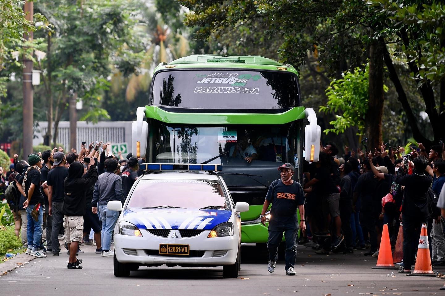 Xe của Thái Lan bị cổ động viên Indonesia ném vỡ kính. Ảnh: GOAL Thailand