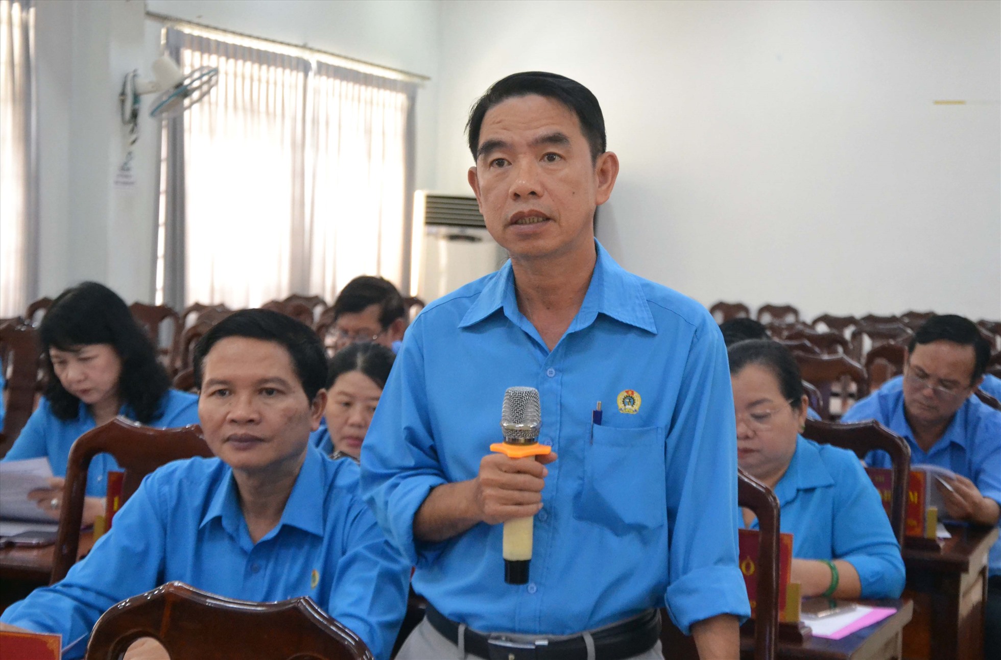 Ông Trương Văn Chiêm, Chủ tịch LĐLĐ TP. Long Xuyên đóng góp dự thảo báo cáo trình đại hội Công đoàn. Ảnh: Lục Tùng