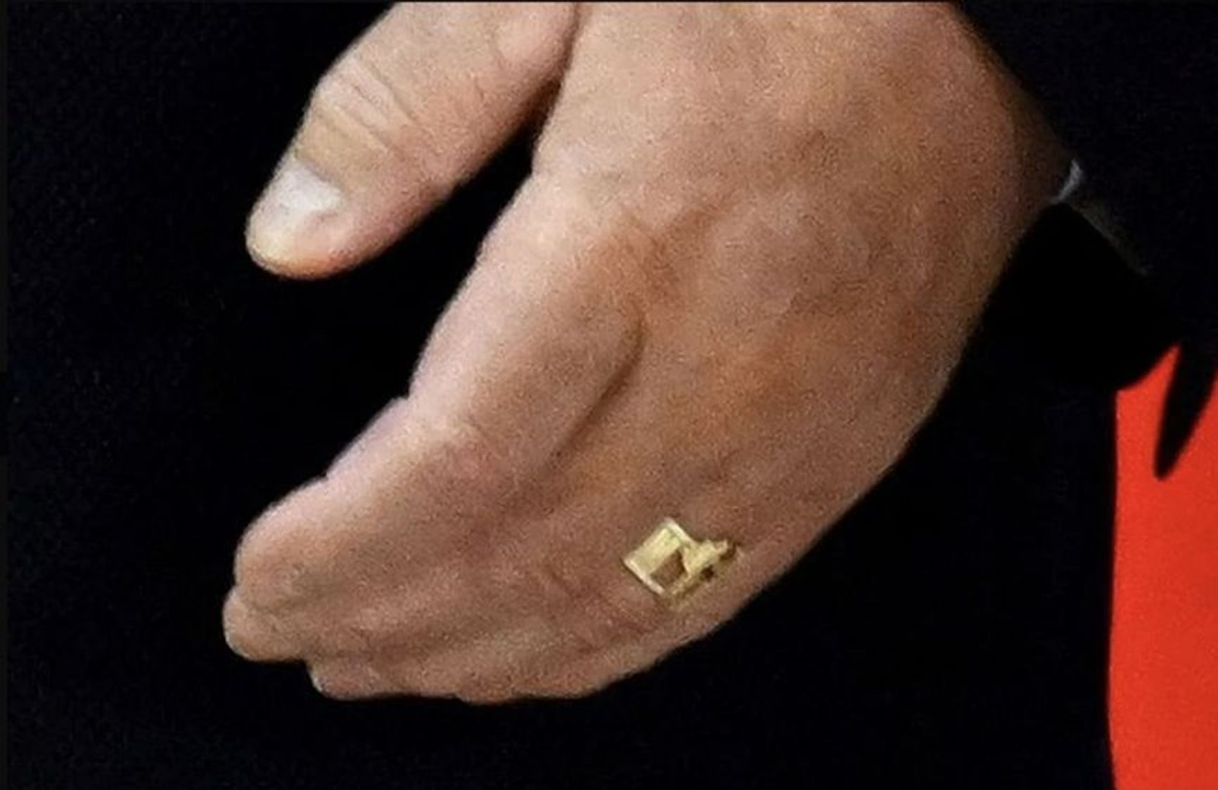 Tổng thống Belarus đeo nhẫn. Ảnh chụp màn hình