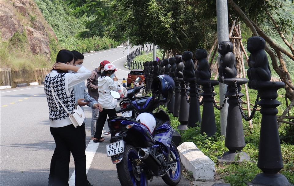 Tuyết từ nút giao đường Hoàng Sa đi điểm tham quan Cây Đa di sản, cho phép các phương tiện đi chuyển, trừ xe gắn máy sử dụng hộp số tự động (xe tay ga) và ô tô trên 24 chỗ ngồi. Ảnh: Nguyễn Linh