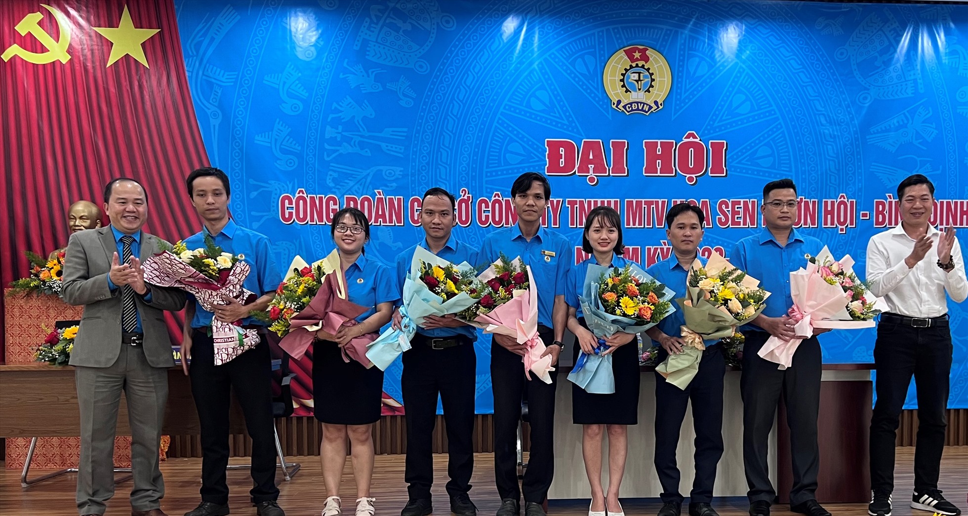 Ông Lê Từ Bình (bên trái) tặng hoa cho các thành viên Ban Chấp hành khóa mới.  Ảnh: Xuân Nhàn
