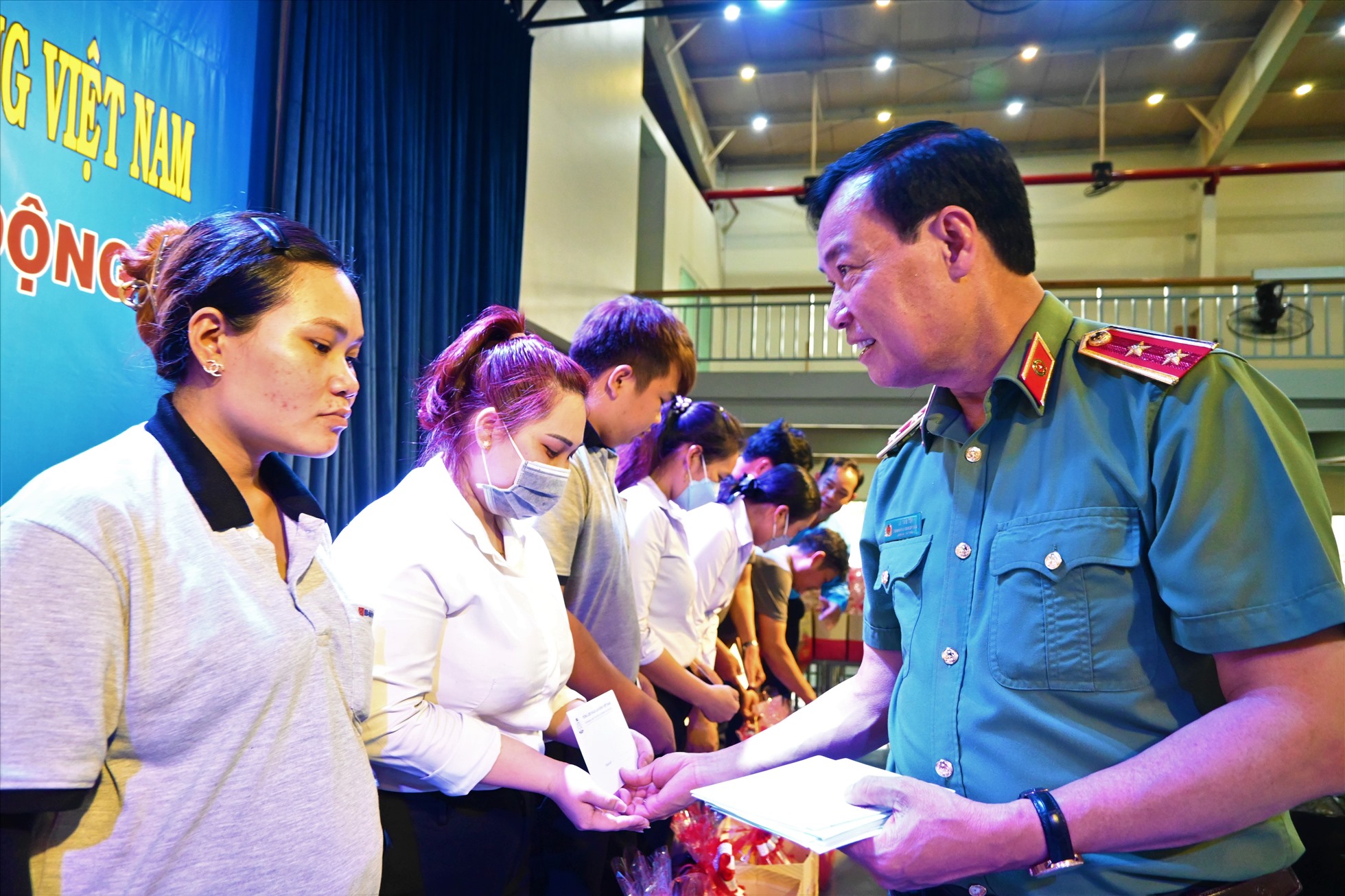 Trung tướng Lê Tấn Tới, Chủ nhiệm của Quốc hội trao quà cho công nhân lao động. Ảnh: Thành Nhân