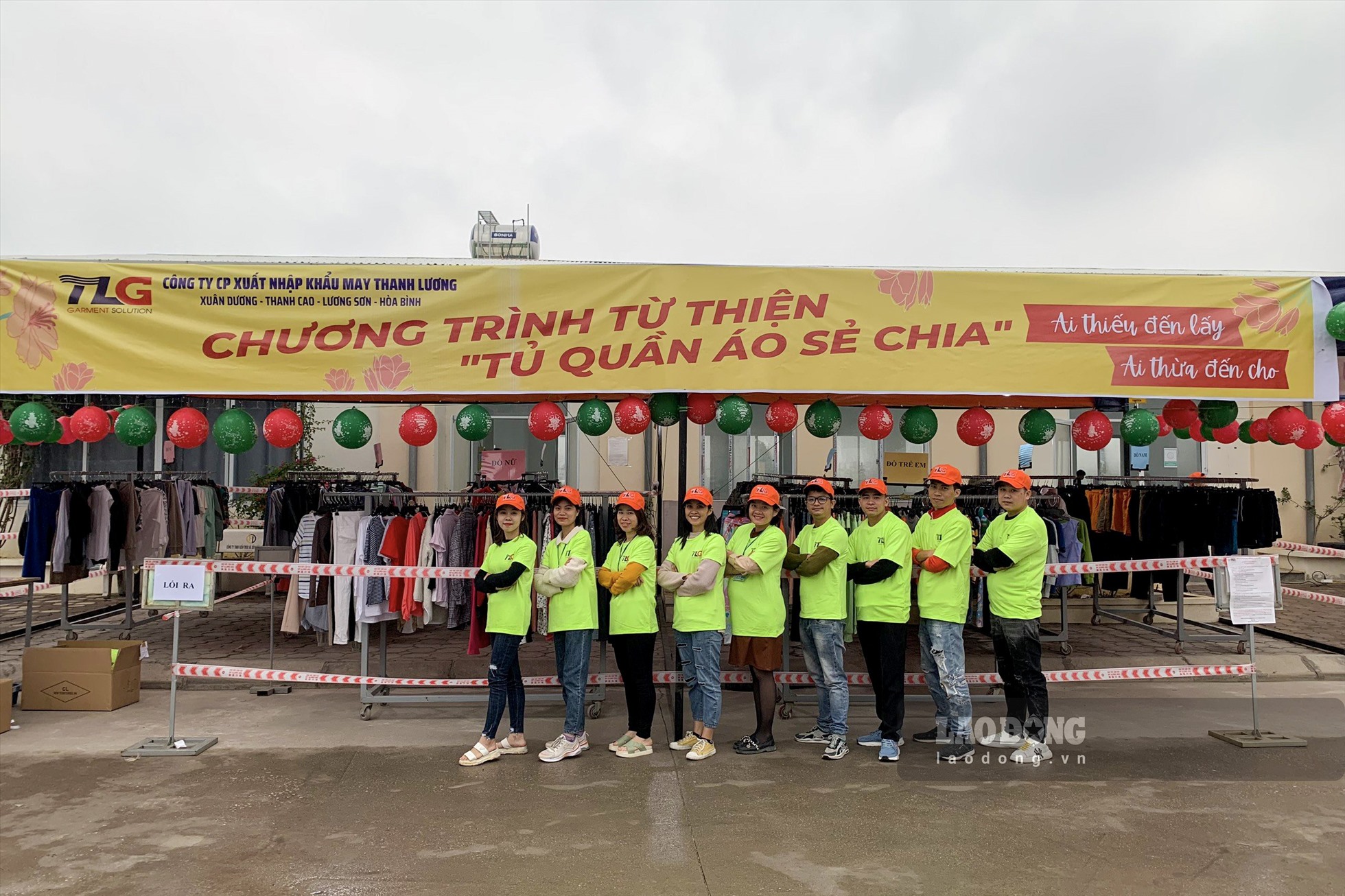 Từ ngày 28 - 31.12.2022, tại xã Thanh Cao, huyện Lương Sơn, Công đoàn cơ sở Công ty cổ phần May Thanh Lương phối hợp với Ban giám đốc Công ty tổ chức chương trình từ thiện hỗ trợ công nhân lao động có hoàn cảnh khó khăn. Ảnh: