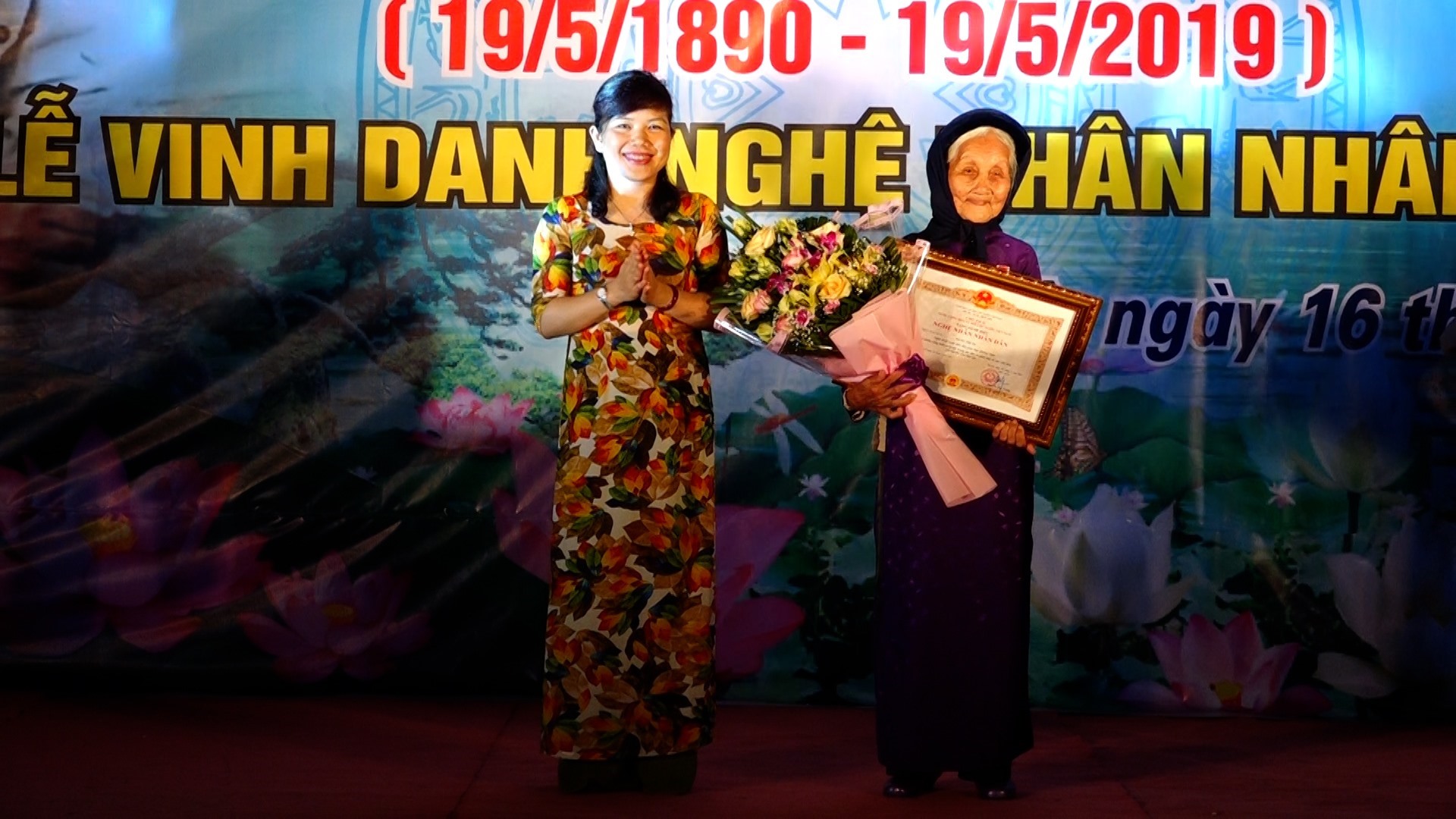 Cụ Đặng Thị Tự đón nhận danh hiệu nghệ nhân nhân dân năm 2019.