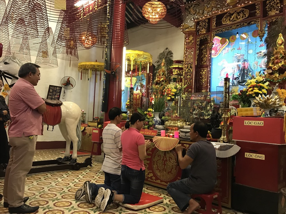 Người dân và du khách nguyện cầu trong các ngôi chùa ở phố Hội. Ảnh: Khánh Nguyên