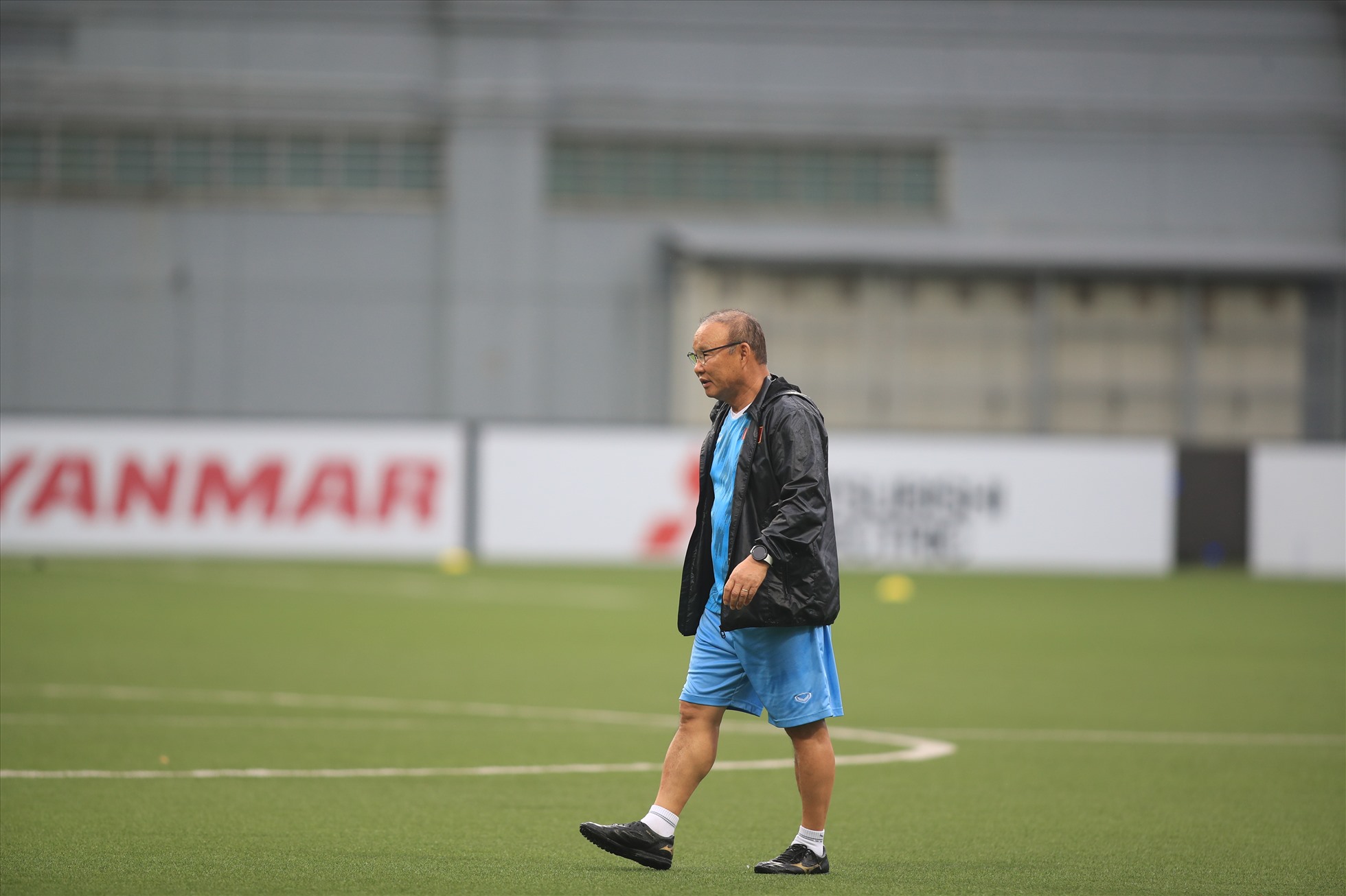 Huấn luyện viên Park Hang-seo có nhiều lo lắng khi các cầu thủ phải thi đấu trên sân cỏ nhân tạo ở trận đấu sắp tới với Singapore. Ảnh: Xuân Trang
