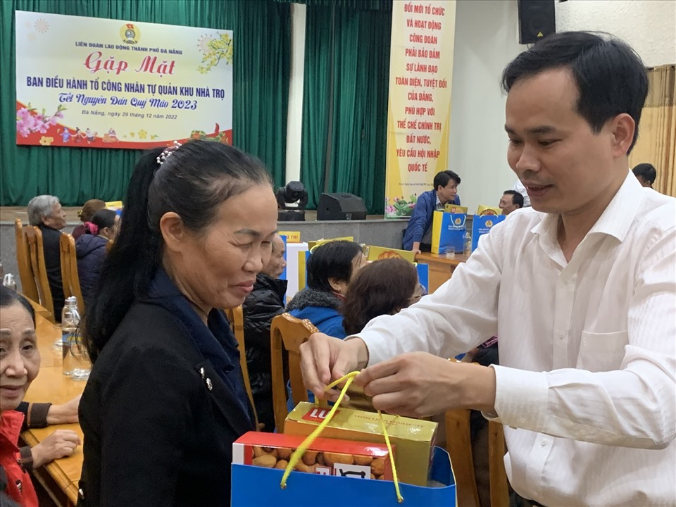 Ông Nguyễn Duy Minh, Chủ tịch LĐLĐ thành phố Đà Nẵng tặng quà các đại diện Ban điều hành Tổ Cồng nhân tự quản khu nhà trọ. Ảnh: Tường Minh