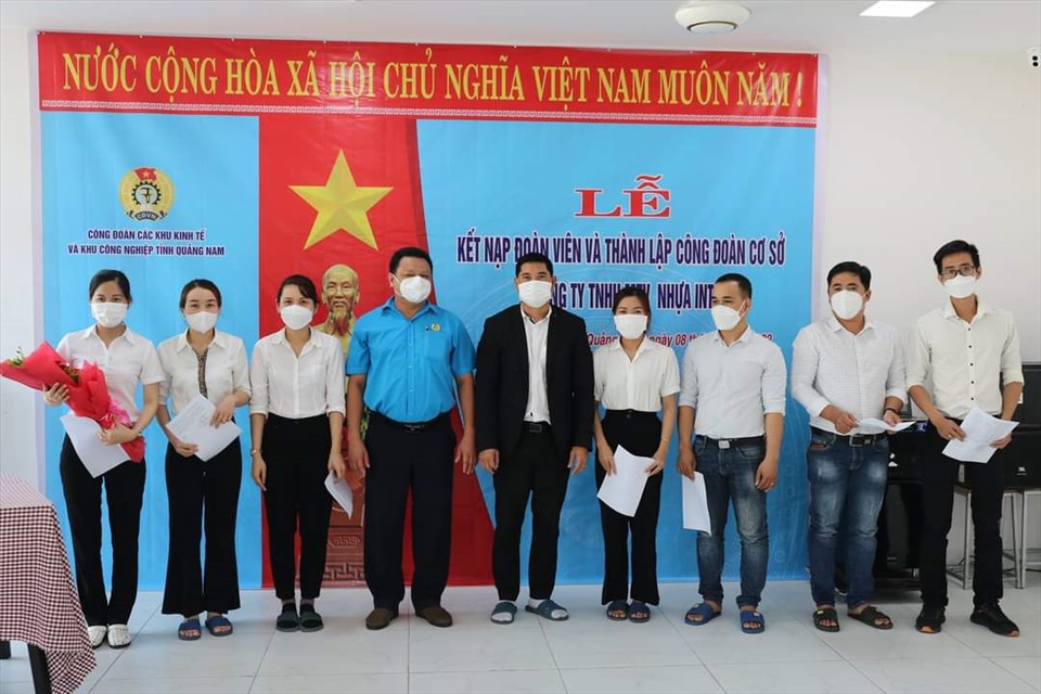 Phát triển đoàn viên mới là một trong những hoạt động nổi bật của Công đoàn KKT&CKCN Quảng Nam. Ảnh: Thái Bình
