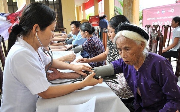 Các địa phương khẩn trương, dứt điểm tham gia BHYT cho người cao tuổi chưa có thẻ BHYT. Ảnh minh họa: BHXH Việt Nam.