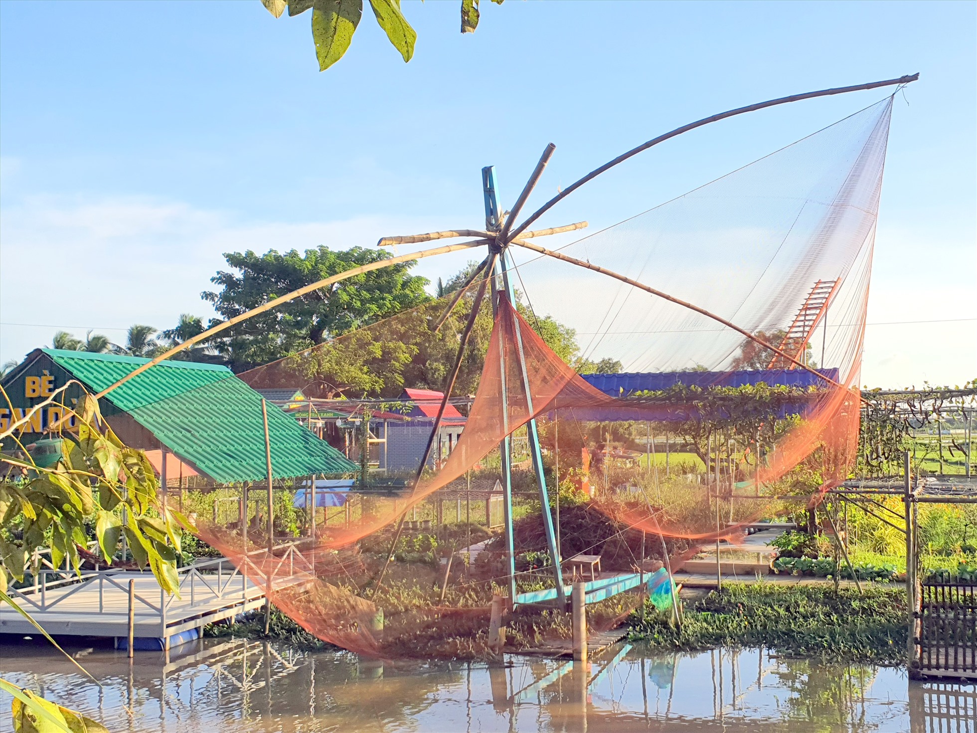 Phong cảnh cất vó bắt cá tại Khu vườn Cậu 3, xã Châu Thới, huyện Vĩnh Lợi, tỉnh Bạc Liêu.