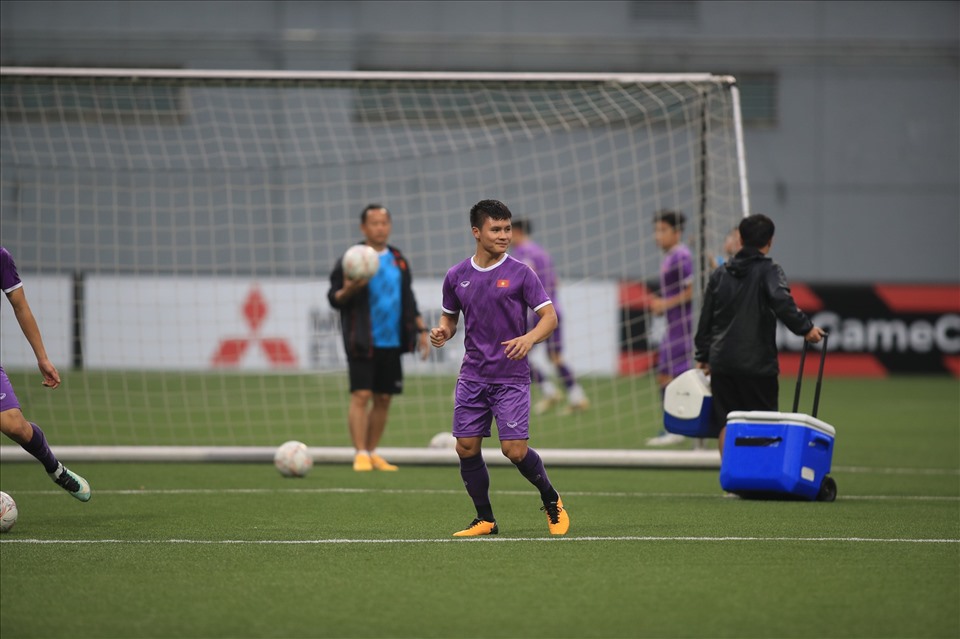 Tuyển Việt Nam thi đấu với chủ nhà Singapore trên sân cỏ nhân tạo. Ảnh: Xuân Trang