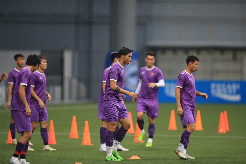 Tuyển Việt Nam sẽ thi đấu trên sân cỏ nhân tạo trong trận gặp Singapore tại AFF Cup 2022. Ảnh: Xuân Trang