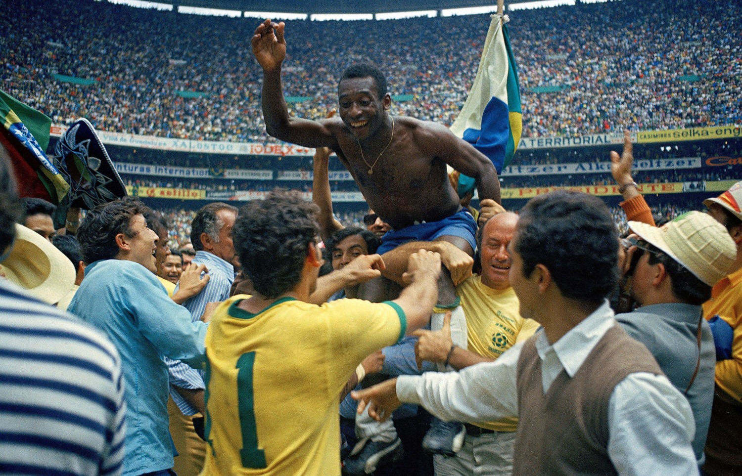 Pele là cầu thủ duy nhất giành 3 chức vô địch World Cup.  Ảnh: AFP