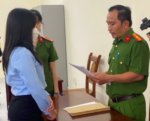 Cơ quan CSĐT Công an TPHCM tống đạt Quyết định khởi tố đối với Lê Thị Thu Hà. Ảnh Công an