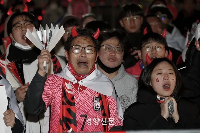 Người dân đang cổ vũ trên đường phố tại Quảng trường Gwanghwamun ở Jongno-gu, Seoul vào ngày 3, khi trận đấu bảng h vòng bảng World Cup 2022 Qatar giữa Hàn Quốc và Bồ Đào Nha đang được tổ chức.Nhà báo Moon Jae-won