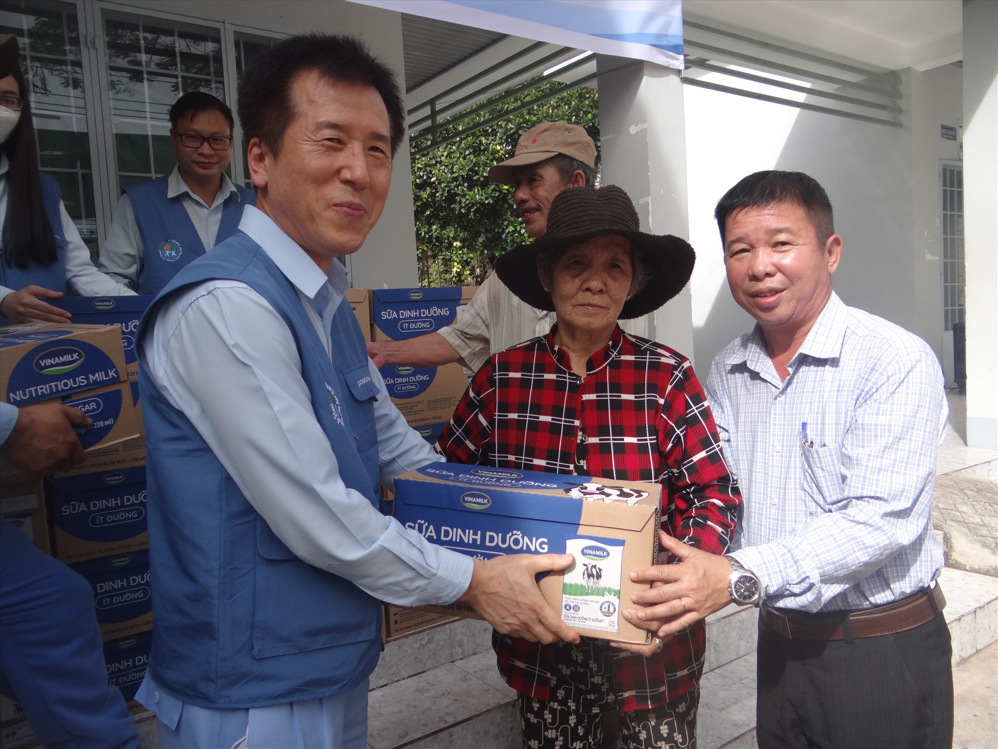 Tổng giám đốc công ty TNHH POSCO VST Lee Jong Yeob (bên trái) và lãnh đạo MTTQVN xã Phước Thiền tặng quà cho hộ nghèo. Ảnh: Xuân Mai