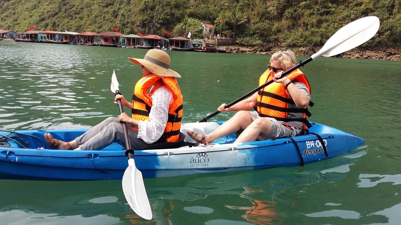 Du khách quốc tế chèo thuyền kayak trên vịnh Hạ Long. Ảnh: Nguyễn Hùng