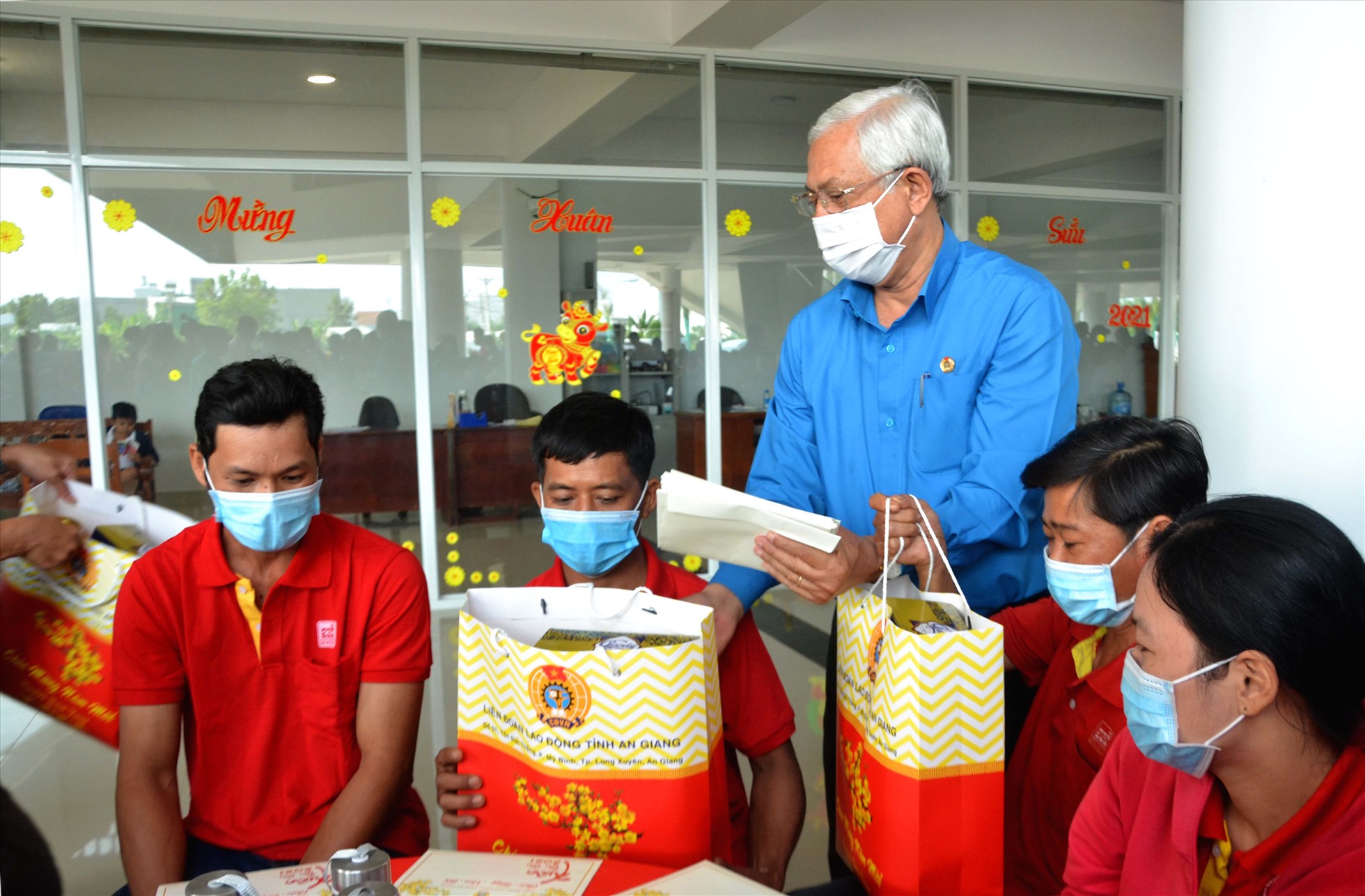 Chủ tịch LĐLĐ tỉnh An Giang Nguyễn Thiên Phú trao quà cho người lao động dịp Tết. Ảnh: Lâm Điền