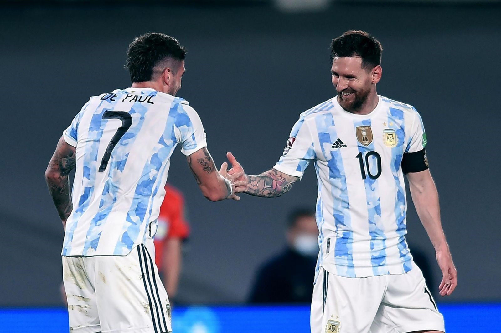 Messi và Rodrigo De Paul tràn đầy tự tin cùng tuyển Argentina vượt qua Australia ở vòng 1/8 World Cup 2022. Ảnh: AFP