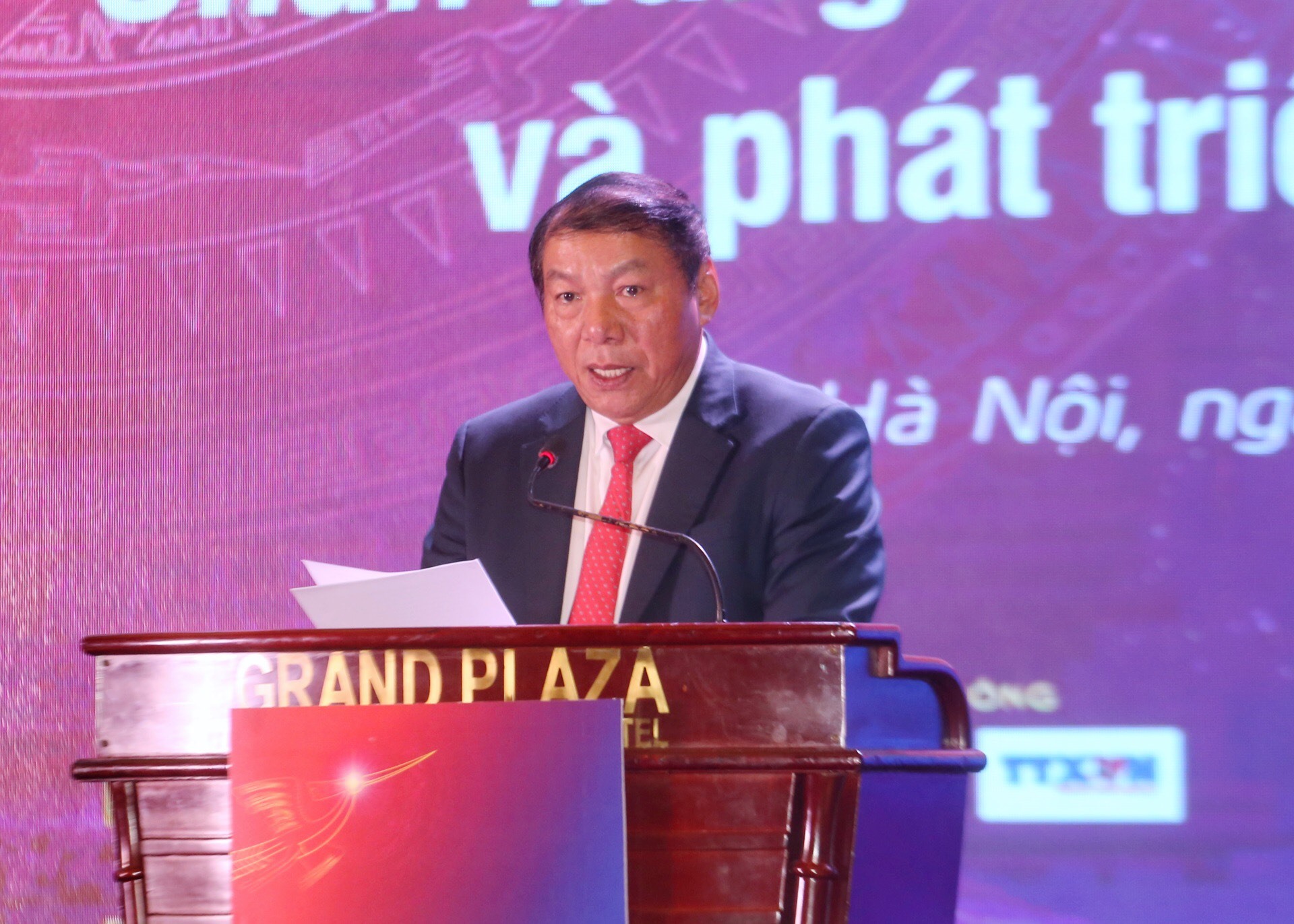 Bộ trưởng Bộ Văn hóa, Thể thao và Du lịch phát biểu khai mạc diễn đàn “Văn hóa với doanh nghiệp” sáng 3.12 tại Hà Nội. Ảnh: Tuấn Đức