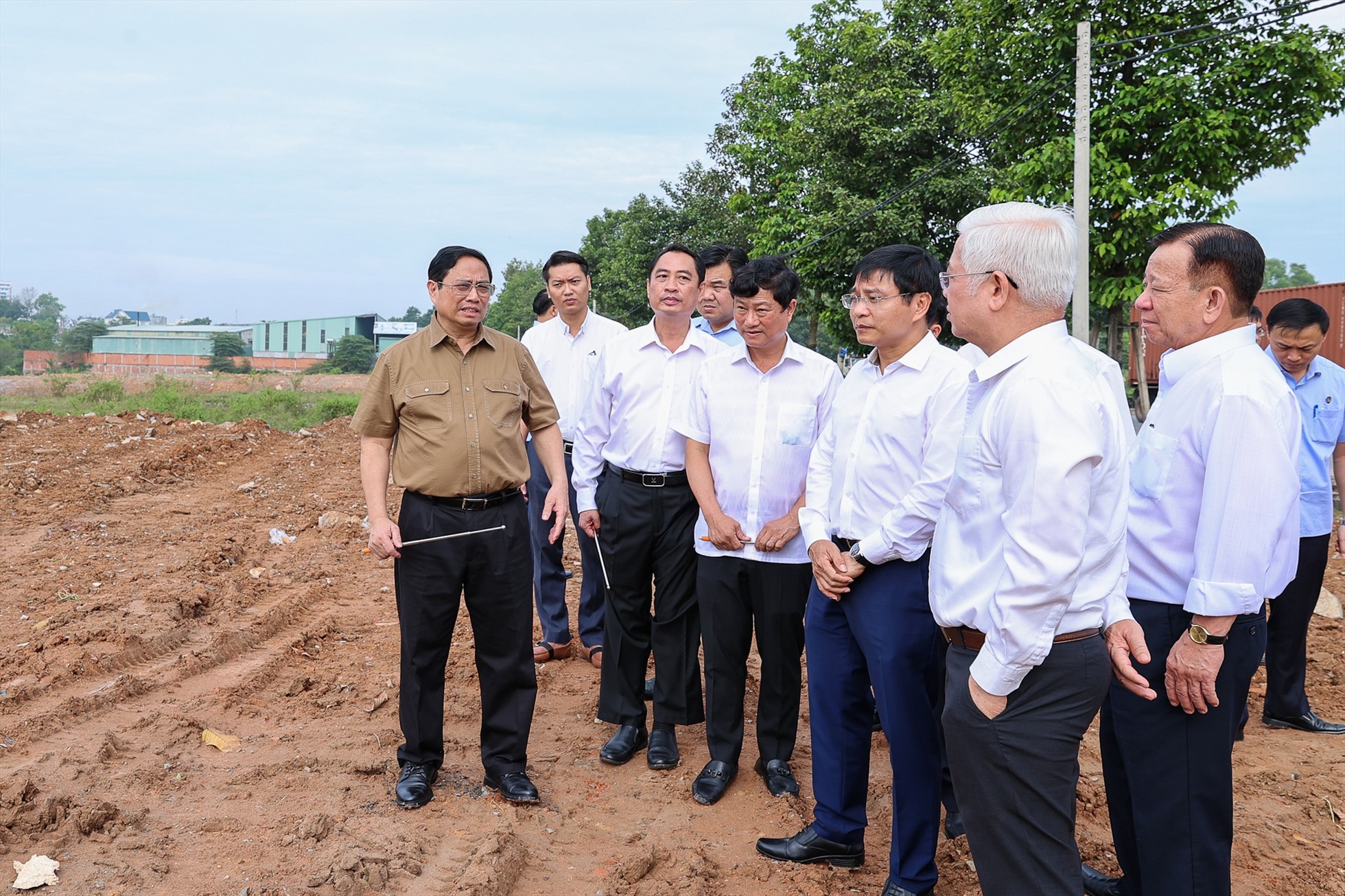 Thủ tướng thị sát dự án tuyến Vành đai 3 TPHCM đoạn qua địa bàn tỉnh Bình Dương.   Ảnh: VGP/Nhật Bắc