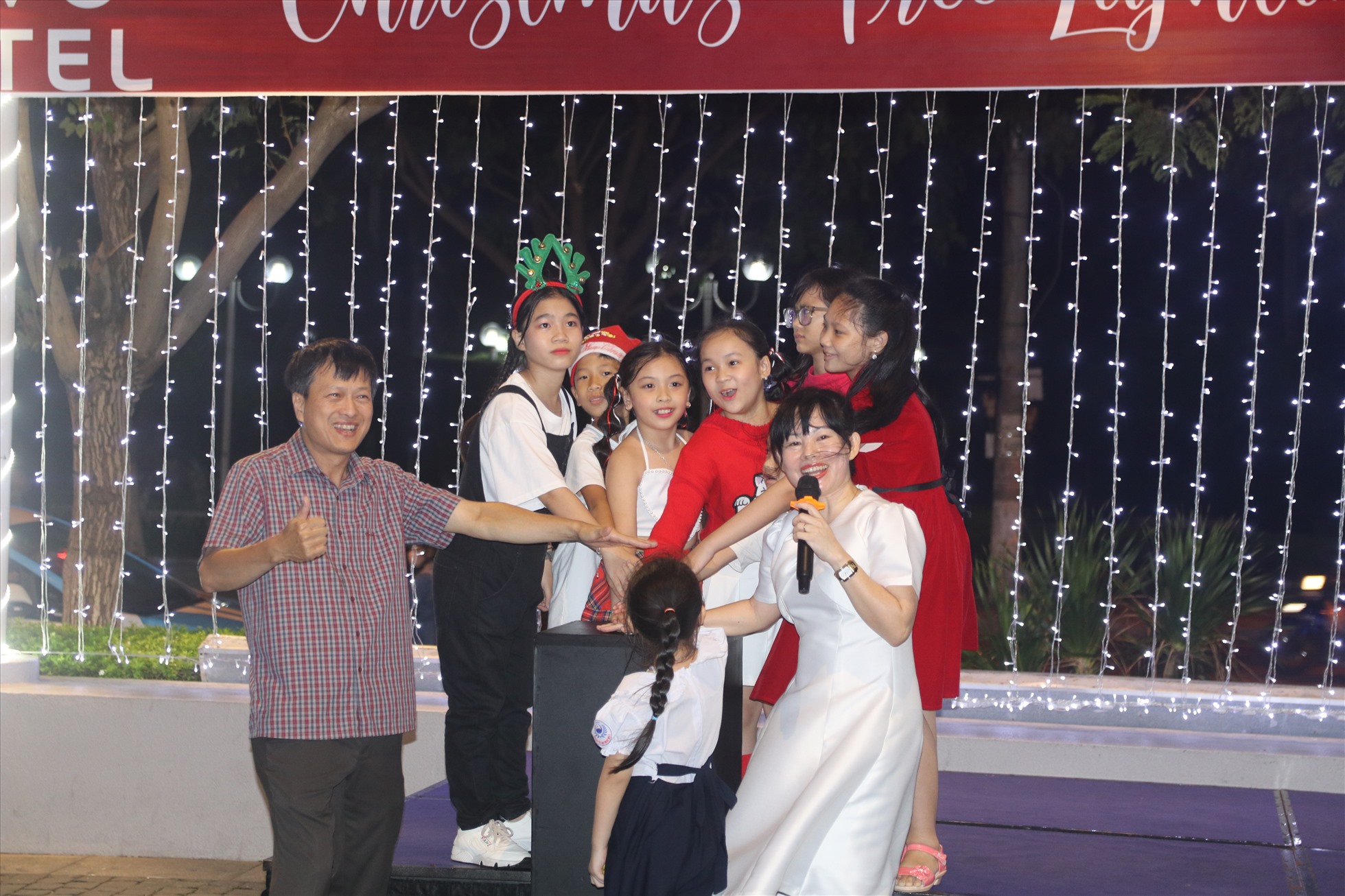Từ tối 2.12, cùng với nhiều địa điểm khác, dộc dường biển TP Nha Trang nhiêu  khách  sạn lớn như:  Novotel Nha Trang, Sheraton Nha Trang… tổ chức lễ thắp sáng cây thông Noenl.