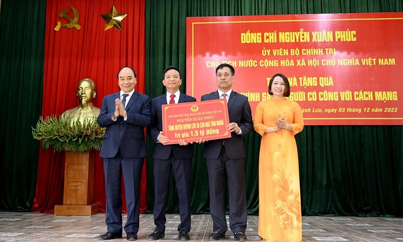 Chủ tịch nước Nguyễn Xuân Phúc trao 30 ngôi nhà tình nghĩa cho huyện Quỳnh Lưu. Ảnh: Quỳnh Trang