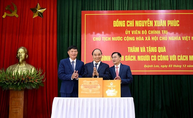 Chủ tịch nước Nguyễn Xuân Phúc tặng quà cho huyện Quỳnh Lưu. Ảnh: Quỳnh Trang