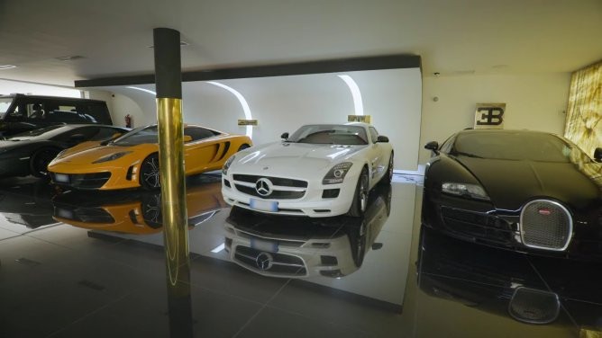 Một góc trong garage của Ronaldo (Ảnh: Twitter)