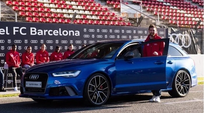 Messi bên một chiếc siêu xe. Ảnh Goal