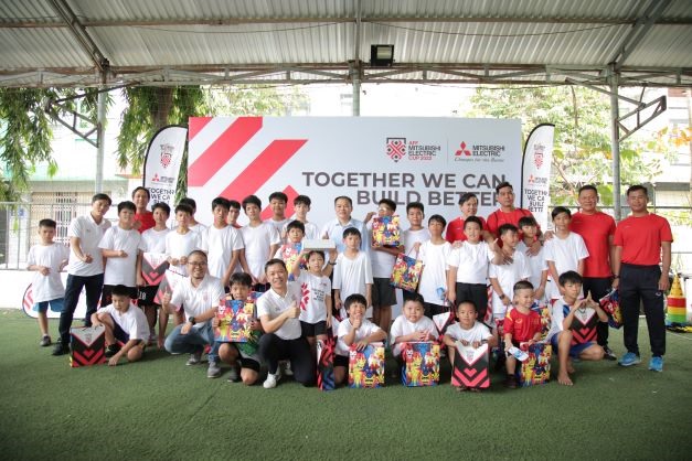Hai danh thủ một thời của tuyển Việt Nam giao lưu với trẻ em ở làng SOS Gò Vấp trong một hoạt động thiện nguyện của ban tổ chức AFF Cup 2022. Ảnh: Duyên Lê
