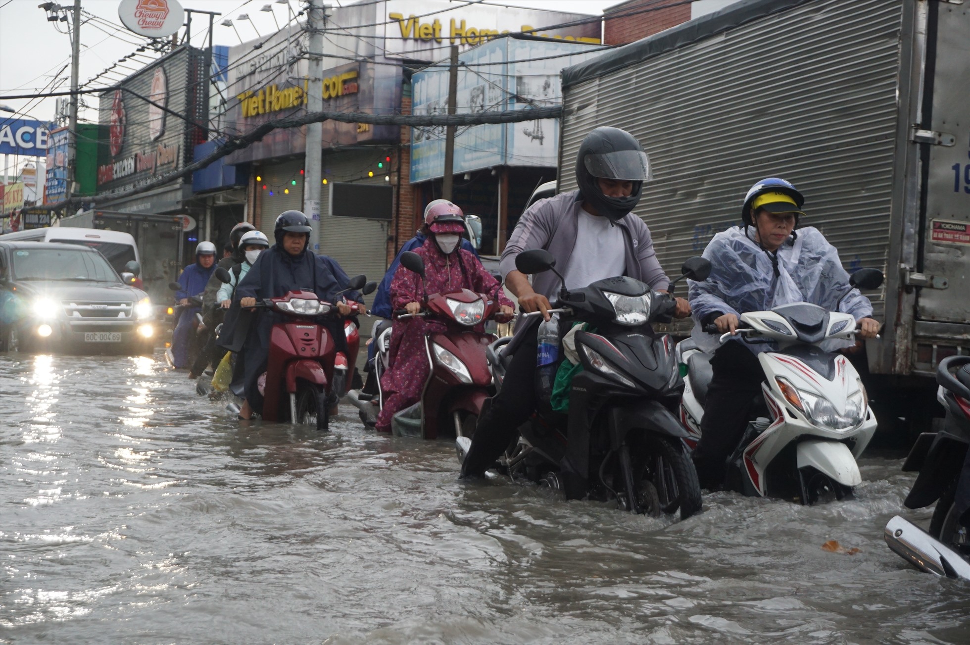 Tại đường Tô Ngọc Vân giao đường Linh Đông, nước ngập 30 cm khiến hàng loạt xe máy chao đảo, nhiều người phải tấp xe vào vỉa hè chờ nước rút. “Hơn chục năm nay, con đường này cứ mưa là ngập” – anh Bình, người dân trong khu vực nói.