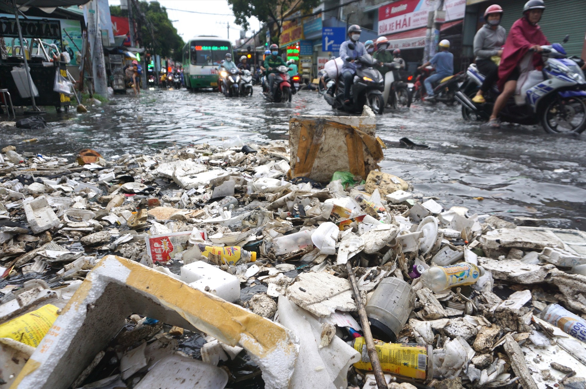 Vô số rác thải nổi lềnh bềnh trên đường Tô Ngọc Vân sau mưa.