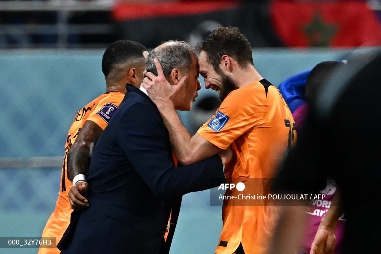 Blind ăn mừng bàn thắng cùng cha của mình Danny Blind, người nằm trong ban huấn luyện Hà Lan.  Ảnh: AFP