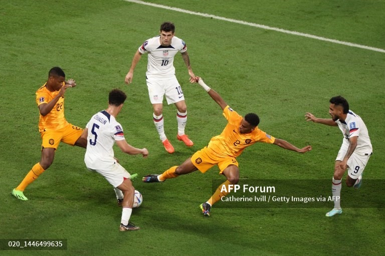 Các cầu thủ Mỹ gặp khó bởi lối chơi áp sát của Hà Lan. Ảnh: AFP