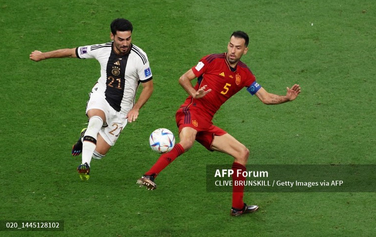 Busquets đối đầu với Gundogan trong màu áo Tây Ban Nha vs Đức tại World Cup. Ảnh: AFP
