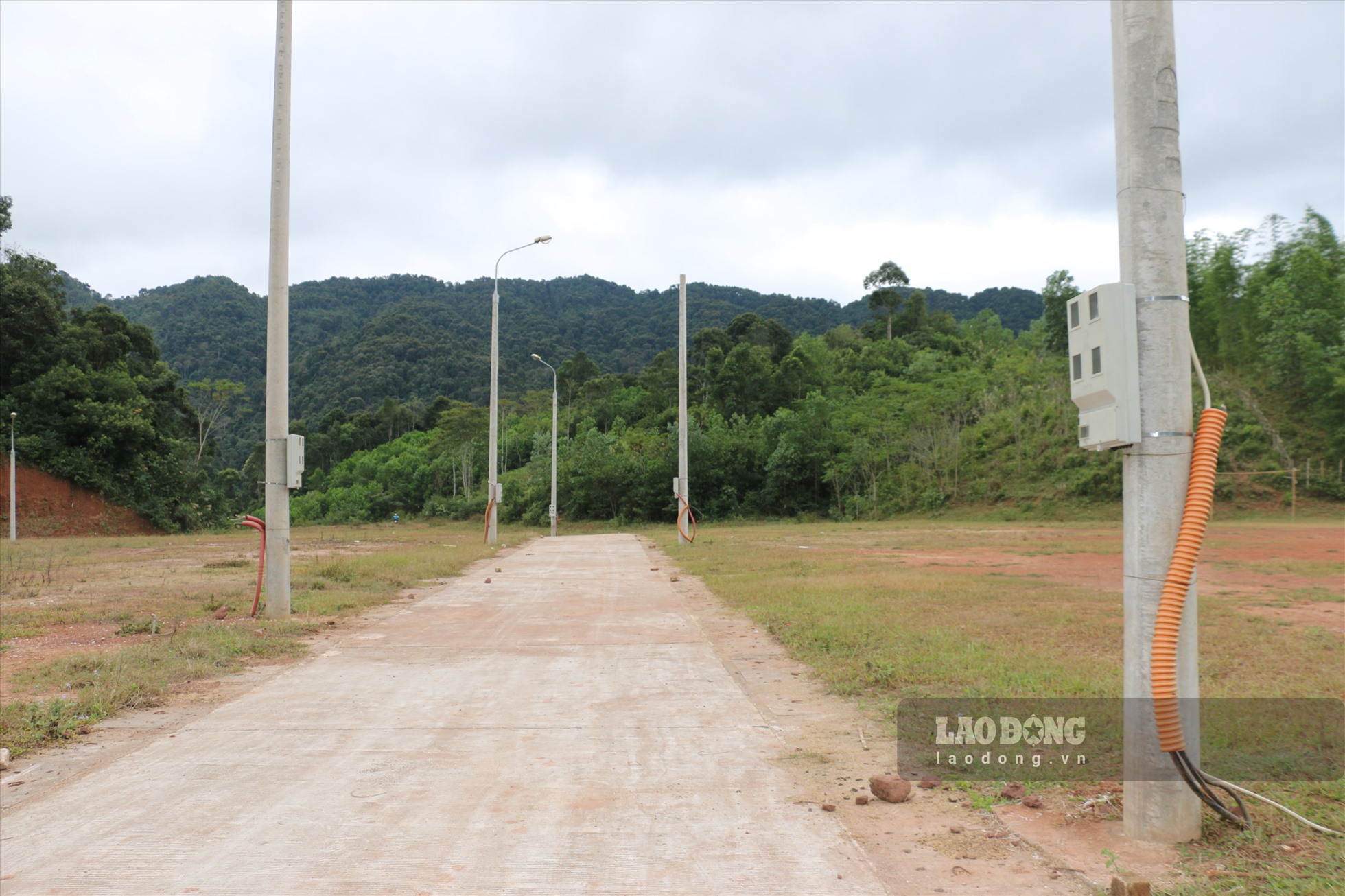 Đầu tháng 12.2022, PV Báo Lao Động đã có mặt tại khu tái định cư xóm Táu Nà, xã Cun Pheo, huyện Mai Châu, tỉnh Hòa Bình. Theo ghi nhận của PV, một số hạng mục về cơ bản đã hoàn thiện trên diện tích đất rộng gần 2ha.