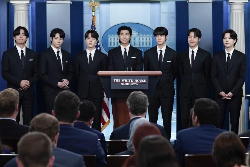 BTS có vinh dự đến Nhà Thắng để gặp Tổng thống Mỹ Joe Biden hồi tháng 6. Đây là niềm vinh dự mà chưa nghệ sĩ K-pop nào có được trước đây. Ảnh: AFP