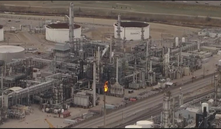 Cháy tại nhà máy lọc dầu Suncor ở Commerce City, Colorado, Mỹ tháng 4.2022. Ảnh: