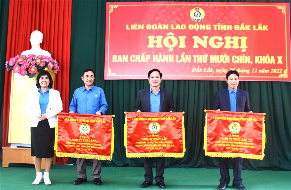 Bà Nguyễn Thị Lý - Phó Chủ tịch Thường trực Liên đoàn Lao động tỉnh Đắk Lắk trao