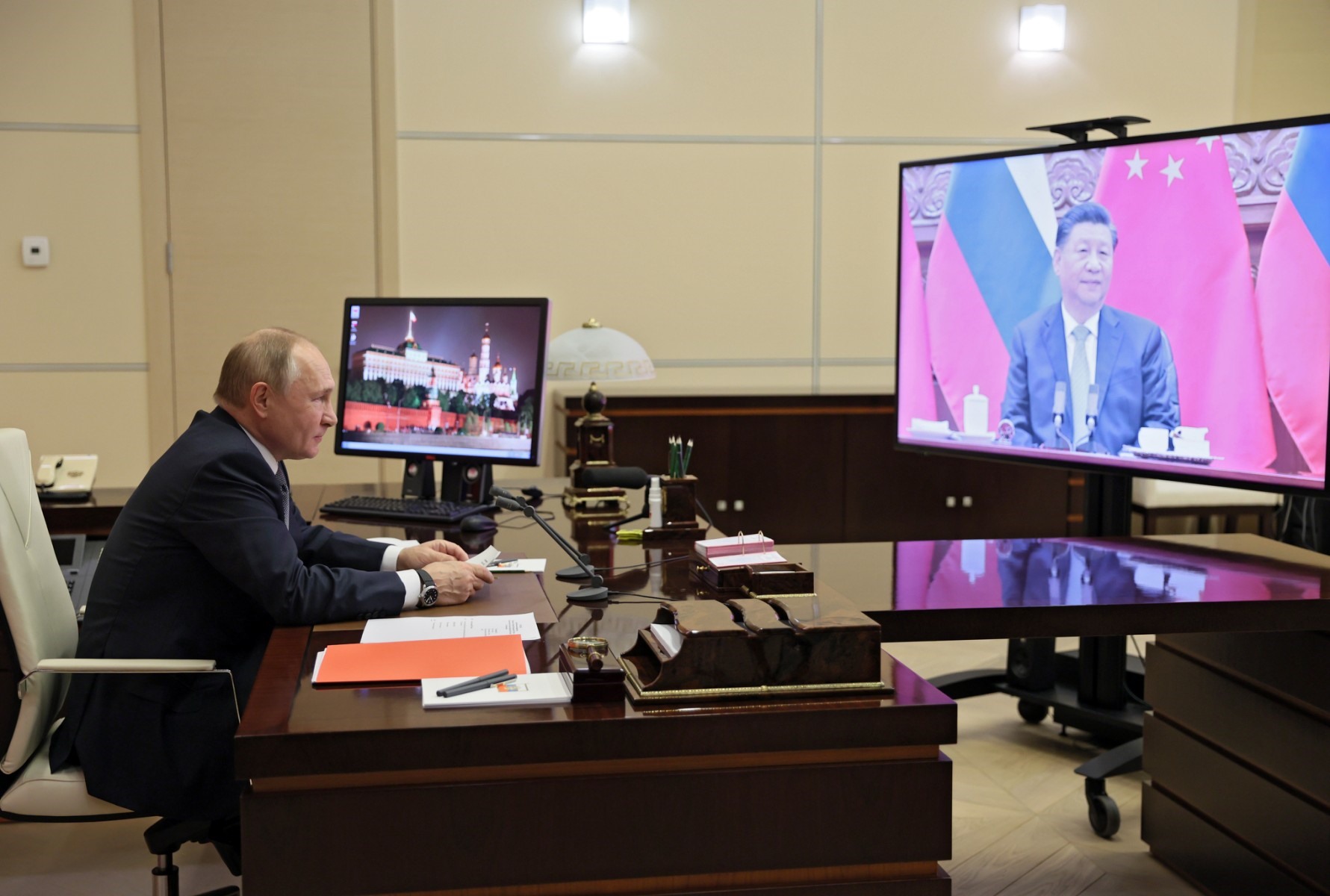 Tổng thống Nga Vladimir Putin và Chủ tịch Trung Quốc Tập Cận Bình hội đàm trực tuyến tháng 12 năm 2021. Ảnh: AFP