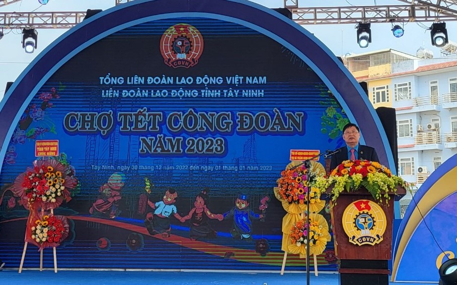 Ông Phan Văn Anh - Phó Chủ tịch Tổng Liên đoàn Lao động Việt Nam phát biểu tại chương trình khai mạc.
